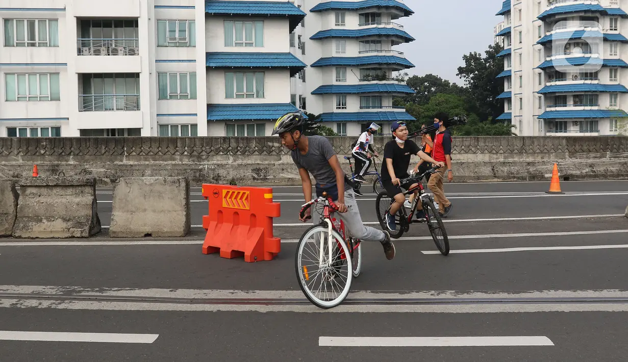 Warga bersepeda saat Car Free Day (CFD) di Jalan Layang Non Tol Antarasari, Jakarta, Minggu (28/6/2020). Pemprov DKI Jakarta menggelar HBKB atau CFD di 32 lokasi baru untuk menggantikan HBKB yang ditiadakan di Jalan Sudirman-Thamrin. (Liputan6.com/Herman Zakharia)