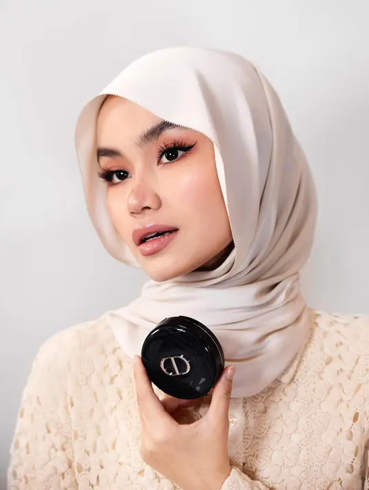 Tak jarang, Sashfir juga memilih pashmina dengan bahan satin yang memiliki efek kilau yang elegan. Pashmina tersebut kemudian dililit simple ke belakang. [@sashfir].