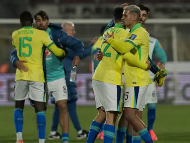 Para pemain Brasil merayakan kemenangan pada Kualifikasi Piala Dunia FIFA 2026 zona Amerika Selatan melawan Chili dan Brasil, di stadion Nasional, Santiago, pada Kamis 10 Oktober 2024 atau Jumat(11/10/2024) pagi WIB. (Rodrigo ARANGUA/AFP)