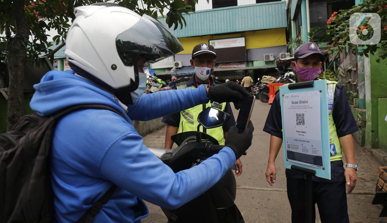 Pengunjung memindai "barcode" melalui aplikasi PeduliLindungi sebelum memasuki Pasar Anyar di Kota Tangerang, Selasa (26/10/2021). PD Pasar Kota Tangerang memberlakukan penerapan aplikasi PeduliLindungi di dua pasar tradisional, yakni Pasar Anyar dan Pasar Poris. (Liputan6.com/Angga Yuniar)