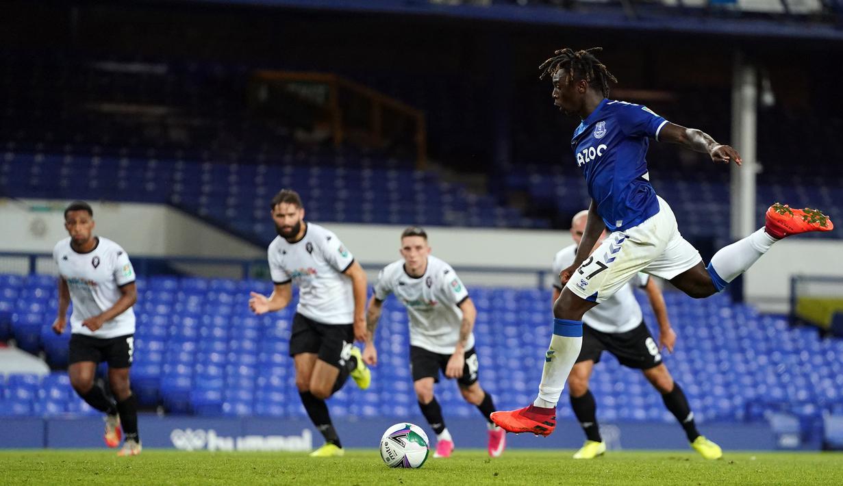 Gelandang Everton, Moise Kean, melakukan tendangan penalti ke gawang Salford City pada laga Piala Inggris di Stadion Goodison Park, Kamis (17/9/2020) dini hari WIB. Everton menang 3-0 atas Salford City. (AFP/Jon Super/pool)
