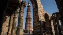 Wisatawan mengunjungi situs warisan dunia UNESCO Qutub Minar di New Delhi, India, Kamis (13/2/2020). Qutub Minar dibangun pada tahun 1192 M oleh Qutbuddin Aibak, pendiri Kesultanan Delhi. (Xinhua/Javed Dar)
