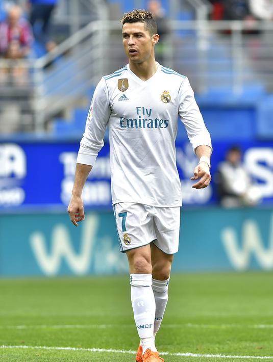 2. Cristiano Ronaldo - Memang jarang terjadi di Real Madrid. Namun saat diasuh Sir Alex Ferguson, Nutmeg menjadi suatu keharusan bagi Ronaldo demi menghibur para pendukung setan merah. (AFP/Ander Gillenea)