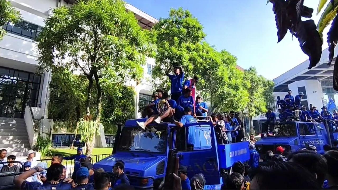 Lautan Biru Bobotoh Padati Bandung Sambut Pawai Juara Persib