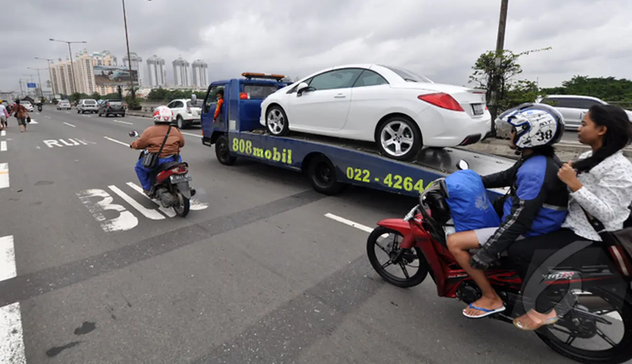 Hujan yang mengguyur Jakarta sejak Minggu (8/2) mengakibatkan tingginya genangan air di kawasan Kelapa Gading. Pengendara motor terpaksa masuk jalan tol untuk menghindari banjir, Jakarta, Selasa (10/2/2015). (Liputan6.com/Faizal Fanani) 
