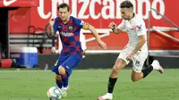 Striker Barcelona, Lionel Messi, berebut bola dengan penyerang Sevilla, Munir El Haddadi, dalam laga lanjutan La Liga Spanyol, Sabtu (20/6/2020) dini hari WIB. Barcelona bermain imbang 0-0 atas Sevilla. (AFP/Cristina Quicler)