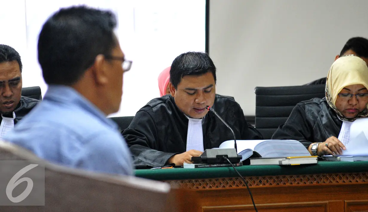 Jaksa penuntut umum (JPU) membacakan dakwaan kepada Abdul Rouf di Pengadilan Tipikor, Jakarta Kamis, 23/7/2015). Rouf menyatakan kecewa dan akan mengajukan pembelaan atas tuntutan JPU. (Liputan6.com/Yoppy Renato)