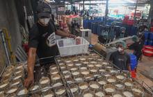 FOTO: Geliat UMKM Kue Keranjang Jelang Imlek, Berdayakan Puluhan Warga Sekitar untuk Penuhi Permintaan