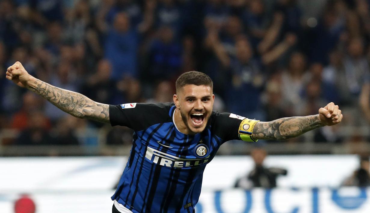 Striker Inter Milan, Mauro Icardi, melakukan selebrasi usai mencetak gol ke gawang Juventus pada laga Serie A di Stadion Giuseppe Meazza, Sabtu (28/4/2018). Inter Milan takluk 2-3 dari Juventus. (AP/Antonio Calanni)