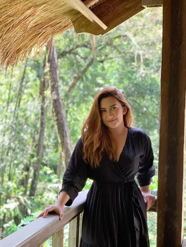 Nafa Urbach yang terlihat cantik di usia kepala empat