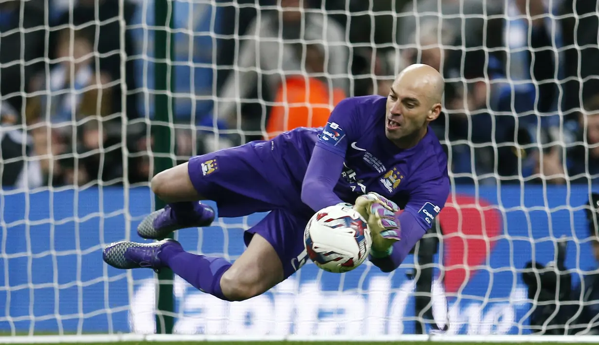 Kiper Manchester City, Willy Caballero, mengagalkan penalti pemain Liverpool Philippe Coutinho di final Piala Liga Inggris di Stadion Wembley, London, Senin (29/2/2016) dini hari WIB. (Reuters/Eddie Keogh)