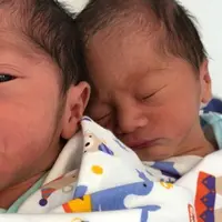 Kebahagiaan tengah dirasakan oleh Kadek Devi dan suami, Dewa Yoga. Pasalnya, pasangan ini baru saja dikaruniai dua anak kembar. (Instagram/dewayoga_07)