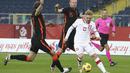 Pemain Polandia, Kamil Jozwiak membawa bola dari kawalan pemain Belanda, Daley Blind, dan Davy Klaassen pada pertandingan UEFA Nations League di Silesian Stadium, Polandia, Rabu (18/11/2020). Belanda menang 2-1 atas Polandia. (AP Photo/Czarek Sokolowski)