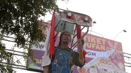 Medi Bastoni (43) melakukan aksi jalan mundur dari Kabupaten Tulungagung menuju Jakarta di Bekasi, Jawa Barat, Kamis (22/8/2019). Aksi tersebut untuk menyampaikan permintaan bibit pohon yang akan ditanam di lereng kaki Gunung Wilis kepada Presiden Joko Widodo atau Jokowi. (AP/Achmad Ibrahim)