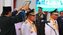 Gubernur dan Wakil Gubernur terpilih Maluku Utara Abdul Gani Kasuba (kiri) dan Al Yasin disumpah dengan kitab suci Alquran saat pelantikan di Istana Negara, Jakarta, Jumat (10/5/2019). Mahkamah Konstitusi (MK) memutuskan keduanya sebagai pemenang Pilgub Malut 2018. (Liputan6.com/Angga Yuniar)