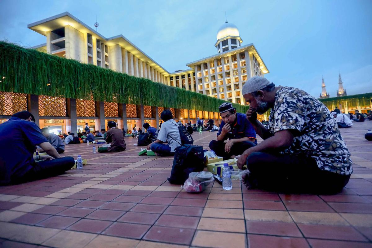 FOTO: Ribuan Jemaah Berbuka Puasa di Masjid Istiqlal pada Hari Pertama Ramadan
