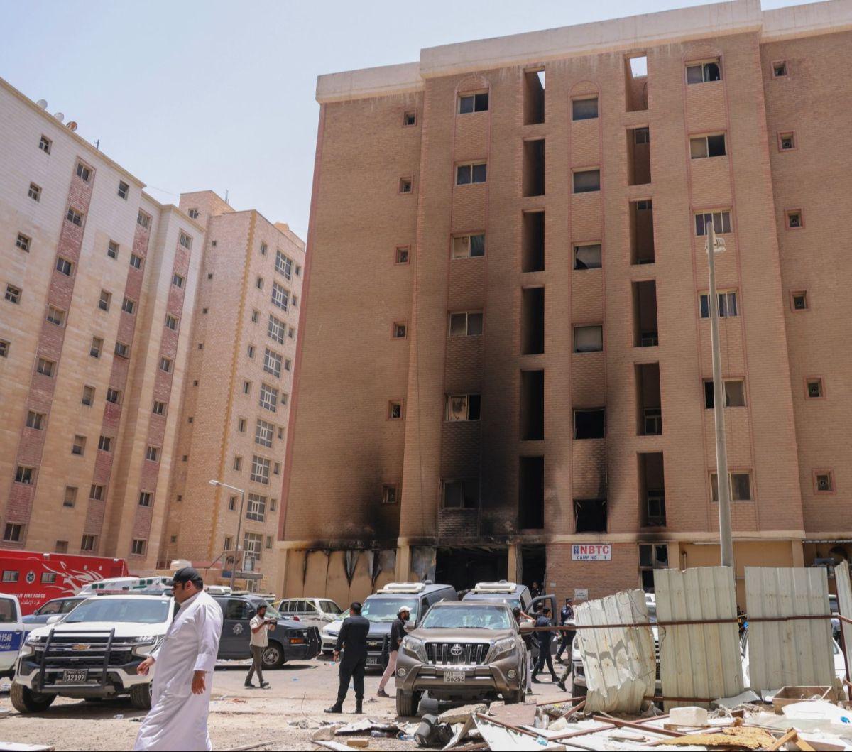 Suasana lokasi kebakaran dahsyat sebuah gedung yang menampung pekerja asing di Kuwait City, Kuwait, Rabu (12/6/2024). Kebakaran dahsyat itu menewaskan sedikitnya 49 orang, sementara puluhan lainnya terluka dan telah dilarikan ke rumah sakit.