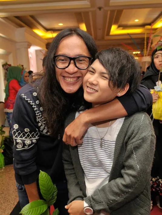 "Kami masih dalam masa-masa bulan madu ya," ujar pemilik nama Aming Supriatna Sugandhi itu. Lelaki yang mulai dikenal melalui sebuah acara komedi Extravaganza itu mengaku bahwa keduanya sibuk dengan kegiatan masing-masing. (Nurwahyunan/Bintang.com)