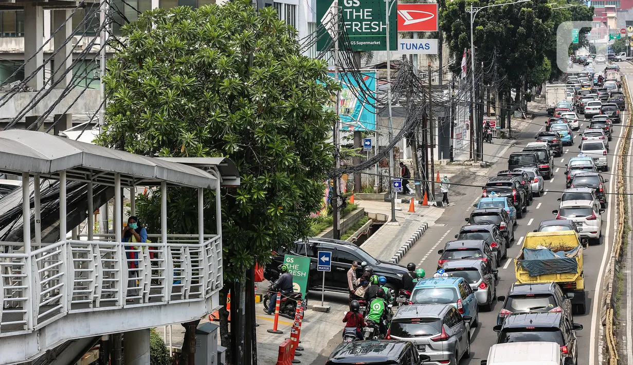 Sejumlah kendaraan terjebak kemacetan di kawasan Jalan Buncit Raya, Jakarta Selatan, Rabu (11/5/2022). Sejumlah ruas jalan Ibu Kota kembali mengalami kemacetan karena meningkatnya volume kendaraan usai libur Lebaran. (Liputan6.com/Johan Tallo)