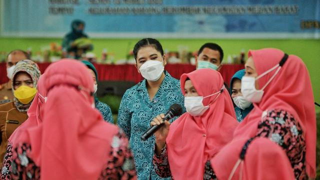 7 Momen Kahiyang Ayu jadi Ketua PKK Medan, gayanya curi perhatian