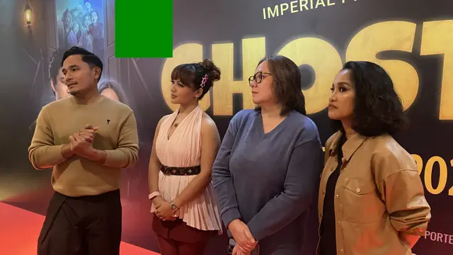 Tanta Ginting, Amel Carla, Arie Azis, dan Chika Waode (kiri ke kanan) dalam konferensi pers film Ghosthing yang dihelat di Jakarta, Jumat (9/10/2026). (Liputan6.com/Nola Vemiliana)