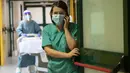 Elisabetta Teti berbicara melalui telepon di unit sub-intensif COVID-19 Rumah Sakit Poliklinik Tor Vergata, di Roma, 7 November 2020. Hari itu Teti terus-menerus mendapat telepon dari departemen lain karena dia satu-satunya spesialis penyakit menular di rumah sakit. (AP Photo/Alessandra Tarantino)