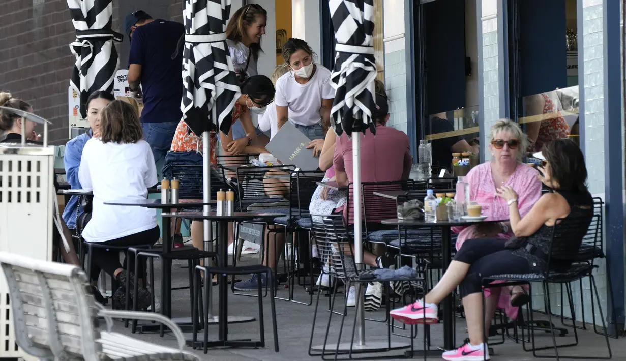 Pelanggan duduk di luar kafe di Pantai Bondi di Sydney, Australia, Sabtu (8/1/2022). Negara bagian terpadat di Australia itu telah memberlakukan kembali beberapa pembatasan dan menangguhkan operasi elektif ketika kasus COVID-19 melonjak ke rekor baru lainnya. (AP Photo/Mark Baker)