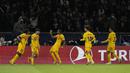 Pemain Barcelona, Raphinha, melakukan selebrasi setelah mencetak gol ke gawang Paris Saint-Germain pada laga leg pertama perempat final Liga Champions di Stadion Parc des Princes, Kamis (11/4/2024). (AP Photo/Lewis Joly)