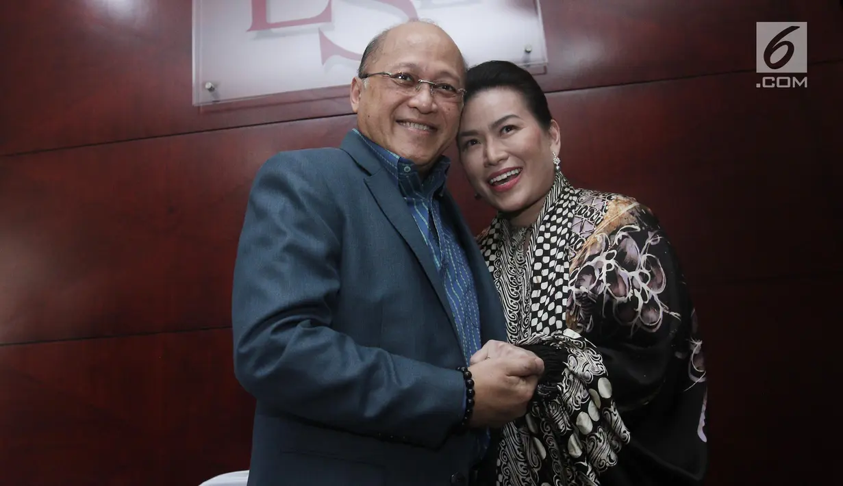 Mario Teguh berpose dengan istrinya, Linna Teguh usai jumpa pers, Jakarta, Senin (21/8). Polda Metro Jaya memutuskan untuk menghentikan kasus dugaan pencemaran nama baik dan fitnah Mario Teguh vs Ario Kiswinar. (Liputan6.com/Herman Zakharia)