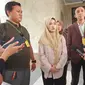 Kuasa hukum keluarga korban kekerasan anak pada daycare Wensen School mendatangi Kejari Depok, Selasa (20/8/2024). Mereka mengajukan hasil pemeriksaan medis korban sebagai bukti tambahan. (Liputan6.com/Dicky Agung Prihanto)