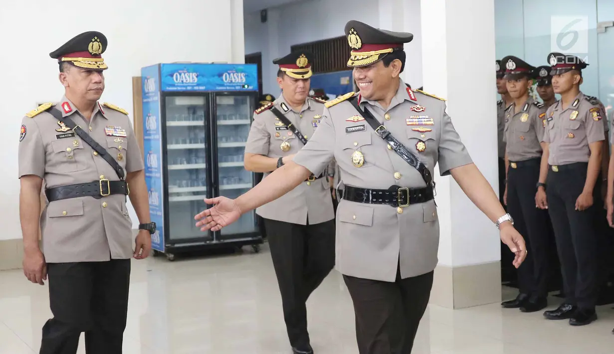 Brigadir Yan Fitri dan Brigjen Rikwanto pada acara sertijab Karo Penmas di Jakarta, Jumat (24/11). Rikwanto dimutasi sebagai Karo Multimedia Divisi Humas Polri mengantikan Yan Fitri yang dipromosikan menjadi Wakapolda Riau. (Liputan6.com/Angga Yuniar)