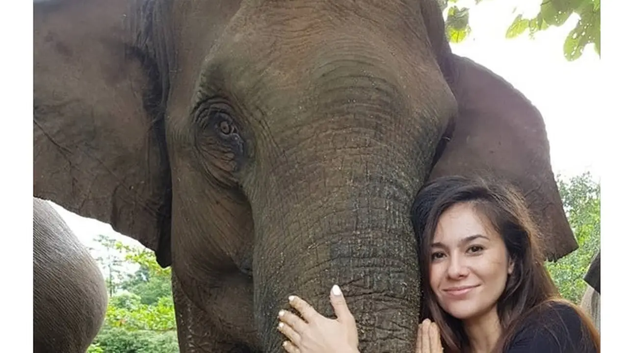 6 Gaya Liburan Wulan Guritno di Bali, Dari Santai di Pantai Hingga Bertemu Gajah