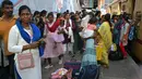 Orang-orang menunggu untuk menaiki kereta api menuju kampung halaman mereka di sebuah stasiun kereta api di Chennai pada tanggal 18 April 2024. (R. Satish BABU/AFP)