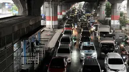 Kemacetan arus lalu lintas di Jalan DI Panjaitan, Jakarta, Selasa (11/12). Kemacetan yang terjadi dari arah Cawang-Tanjung Priok terjadi akibat adanya pembangunan tol Becakayu yang menghilangkan jalur lambat. (Merdeka.com/ Iqbal S. Nugroho)
