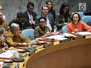 Menteri Luar Negeri RI Retno Marsudi (dua kanan) memperhatikan Sekjen PBB Antonio Guterres (tengah) memaparkan keterangan saat sidang Dewan Keamanan PBB di New York, Amerika Serikat, Selasa (7/5/ 2019). Sidang ini dipimping langsung oleh Retno Marsudi. (Liputan6.com/Pool/Kemenlu)