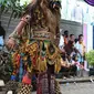 Sujarwo dalam kostum Buto tengah beraksi. (foto : Liputan6.com/dok.SKB Tangerang/Edhie Prayitno Ige)