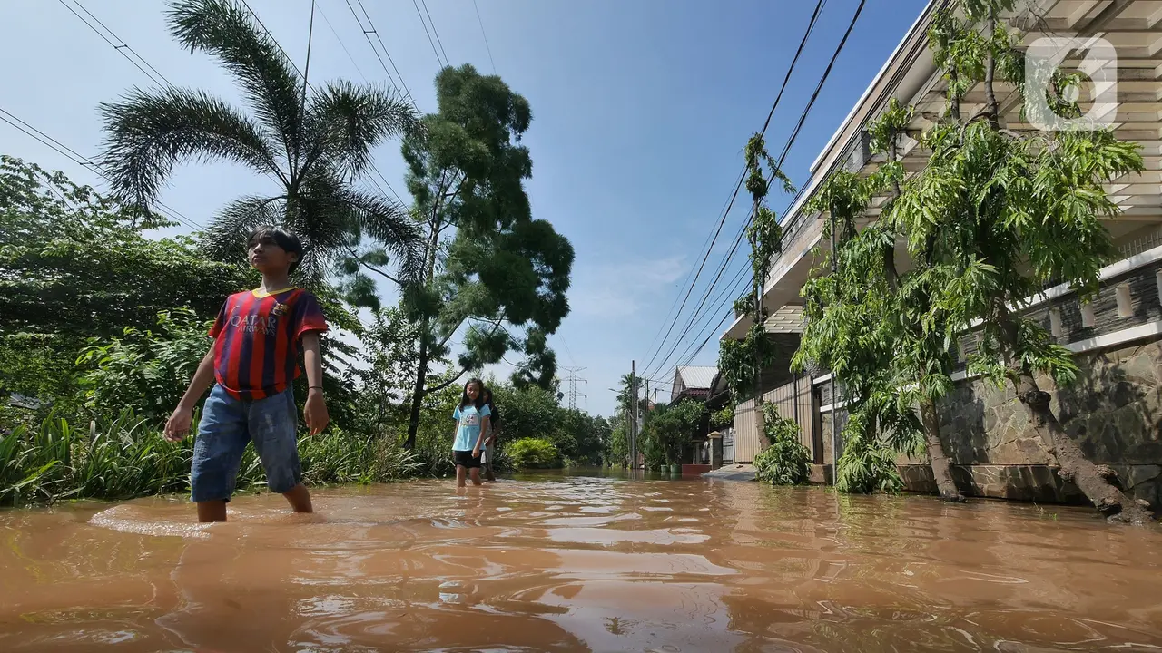FOTO: Tanggul Jebol, Banjir Rendam Perumahan di Bekasi