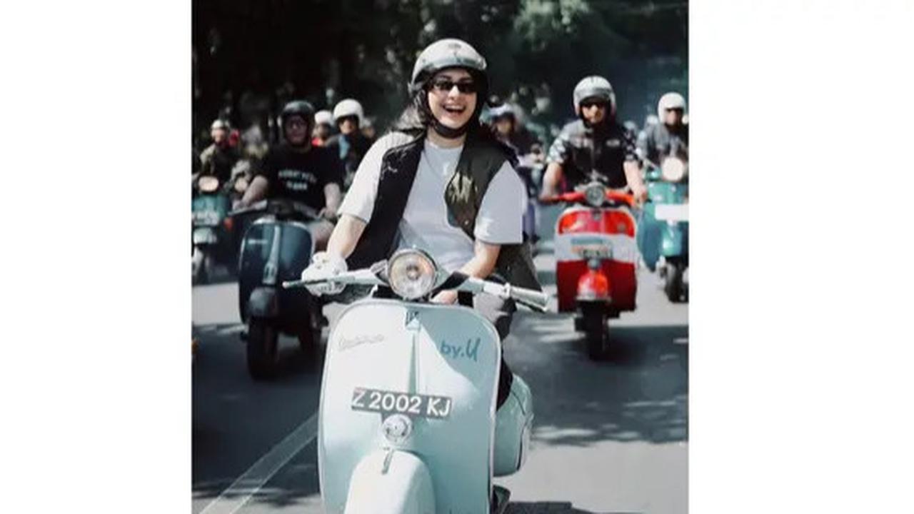 10 Foto Sintya Marisca Mengendarai Vespa, Penampilannya Curi Perhatian
