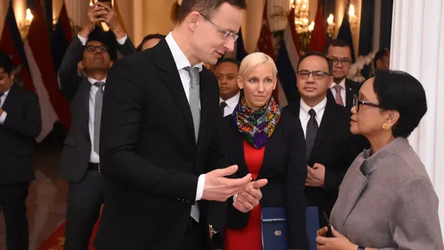 Menteri Luar Negeri RI Retno Marsudi bersama dengan Menteri Luar Negeri dan Perdagangan Hongaria Peter Szijjarto.