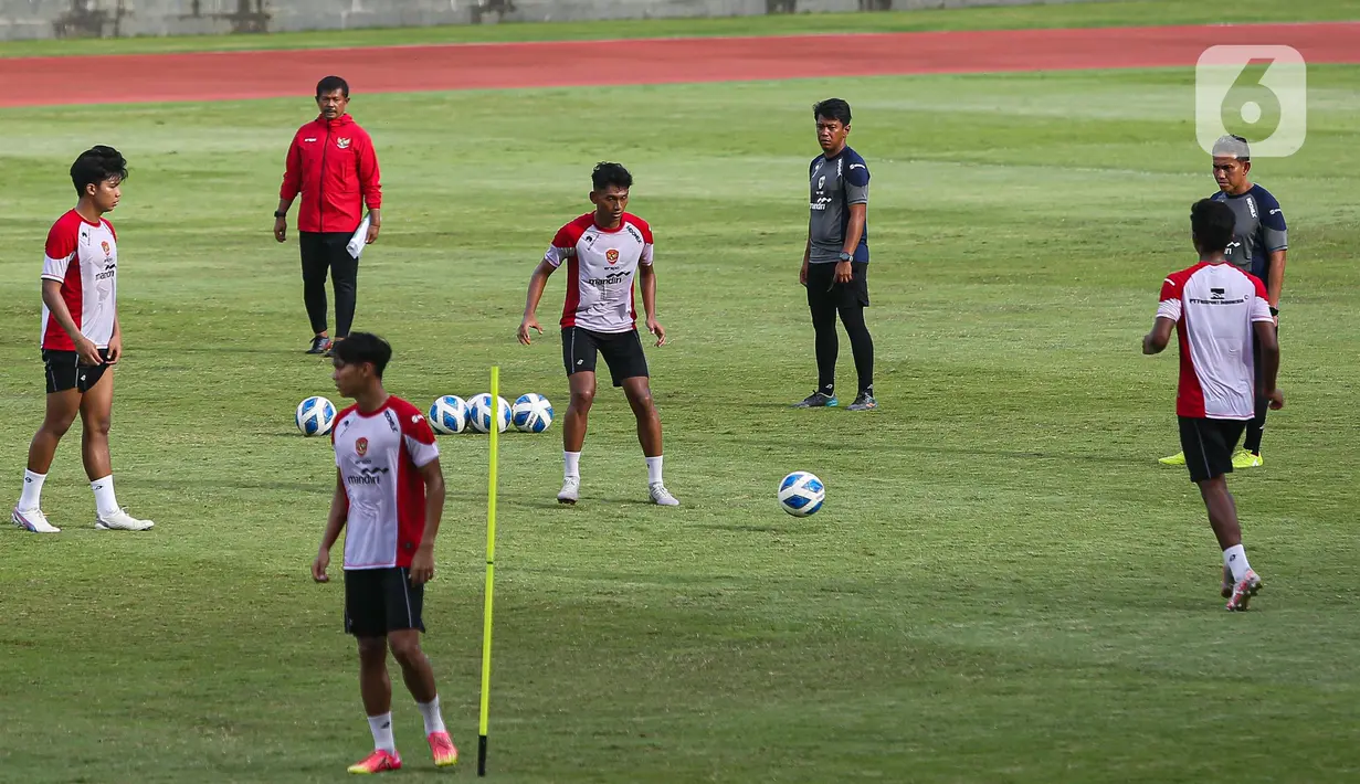 Para pemain Timnas Indonesia U-20 Indonesia saat melakukan sesi latihan terbuka di Stadion Madya, Kompleks Gelora Bung Karno, Senayan, Jakarta, Rabu (15/1/2025). (Liputan6.com/Angga Yuniar)