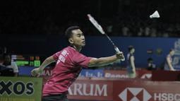 Tunggal putra Indonesia, Tommy Sugiarto, saat melawan wakil Taiwan, Chou Tien Chen, pada Indonesia Open di Istora Senayan, Kamis, (5/7/2018). Tommy SUgiarto menang 21-13 14-21 21-18. (Bola.com/M Iqbal Ichsan)