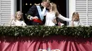 Ratu Letizia (kedua dari kanan) mencium Raja Spanyol, Felipe VI saat muncul kali pertama di balkon istana kerajaan di Madrid, (19/6/2014). (REUTERS/Andrea Comas)