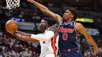 Aksi pemain Heat Victor Oladipo (baju putih) saat play-off NBA melawan Sixers (AFP)