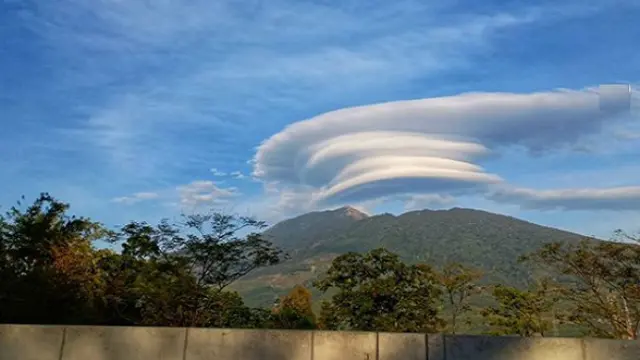 Fenomena Alam Gunung Ungaran, Awan Berbentuk UFO
