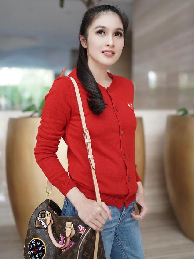 Tampil keren dengan celana Jeans ala Sandra Dewi