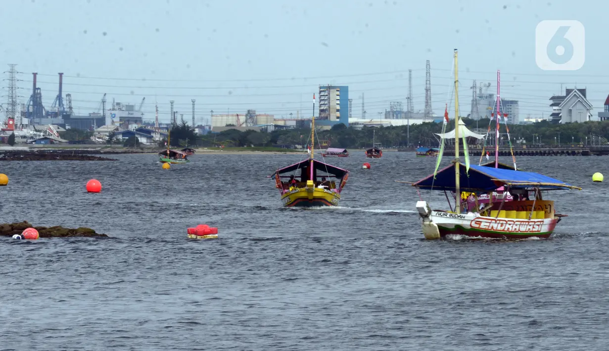 Sejumlah perahu terlihat saat libur Tahun Baru di Pantai Ancol, Jakarta, Sabtu (1/1/2022). Memasuki libur akhir pekan awal Tahun Baru 2022, kawasan Taman Impian Jaya Ancol hanya buka dari jam 06.00-14.00 WIB, hal ini untuk mencegah penyebaran COVID-19 varian Omicron. (merdeka.com/Imam Buhori)