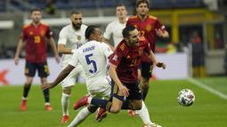 Jules Kounde. Bek tengah Prancis berusia 22 tahun ini mampu menjalankan perannya di lini pertahanan usai ditinggal tandemnya, Raphael Varane karena cedera. Tekel bersih dan intersep yang tepat mampu mengunci pergerakan beberapa penyerang Spanyol yang mengancam di muka gawang. (AP/Luca Bruno)