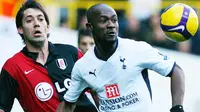 Didier Zokora (Tottenham Hotspur) berduel dengan Clint Dempsey (Fulham) dalam lanjutan ELP yhang berlangsung di White Hart Lane Stadium, London, 26 Desember 2008. AFP PHOTO/Carl de Souza