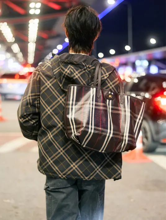 <p>Bright membawa tas Highlands Tote dengan motif bergaris putih merah warna dasar coklat. Diketahui tas ini dijual seharga Rp39 jutaan.&nbsp;[dok. Burberry]</p>