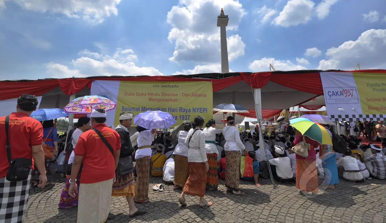 Sejumlah umat Hindu berdatangan untuk melakukan upacara Tawur Agung Kesanga di Silang Monas, Jakarta, Jumat (20/3/2015). Upacara tersebut untuk membersihkan jagat raya sebelum pelaksanaan Nyepi esok harinya.  (Liputan6.com/Faizal Fanani)